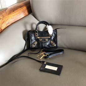[premium] B 발렌*** 모터백 나노 18CM 악어무늬