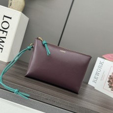 [premium] L 로에* 샤이니 나파 송아지 가죽 소재의 노트 T 파우치 부르고뉴에메랄드